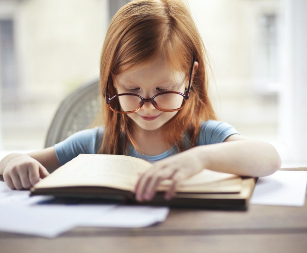 niña estudiando