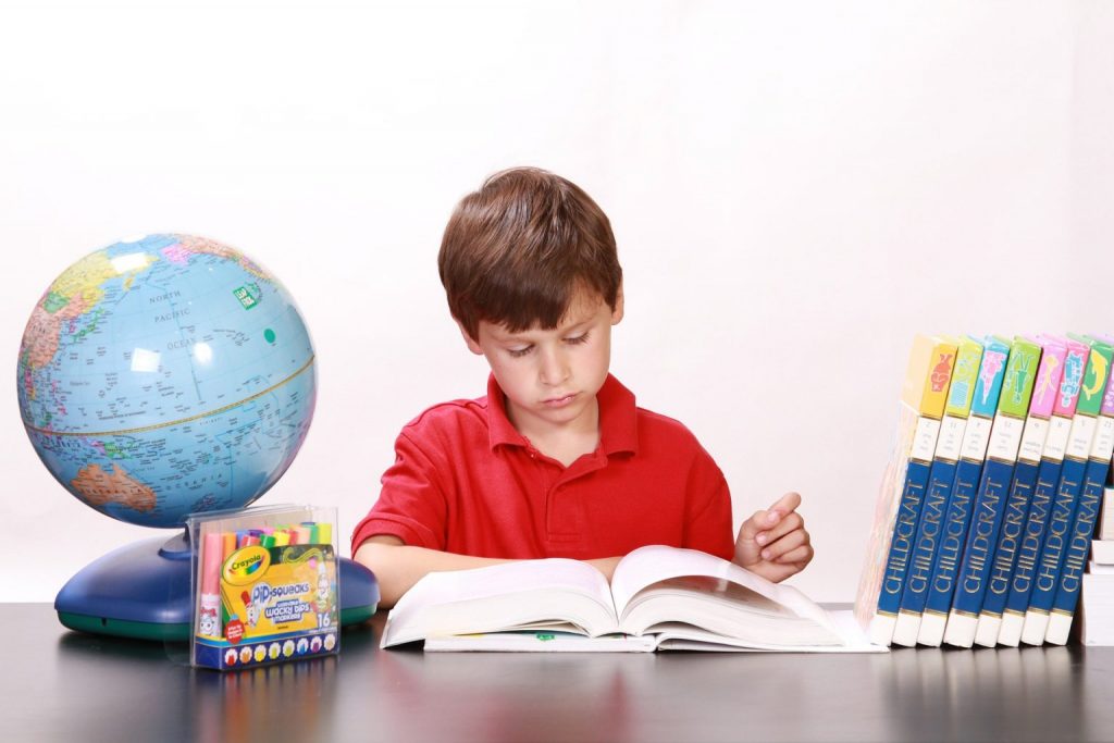 niño estudiando 