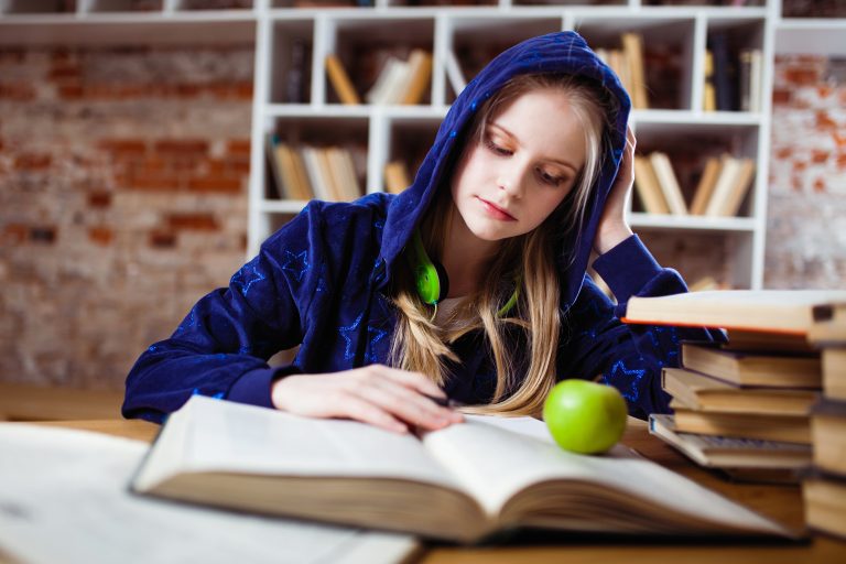 chica estudiando 