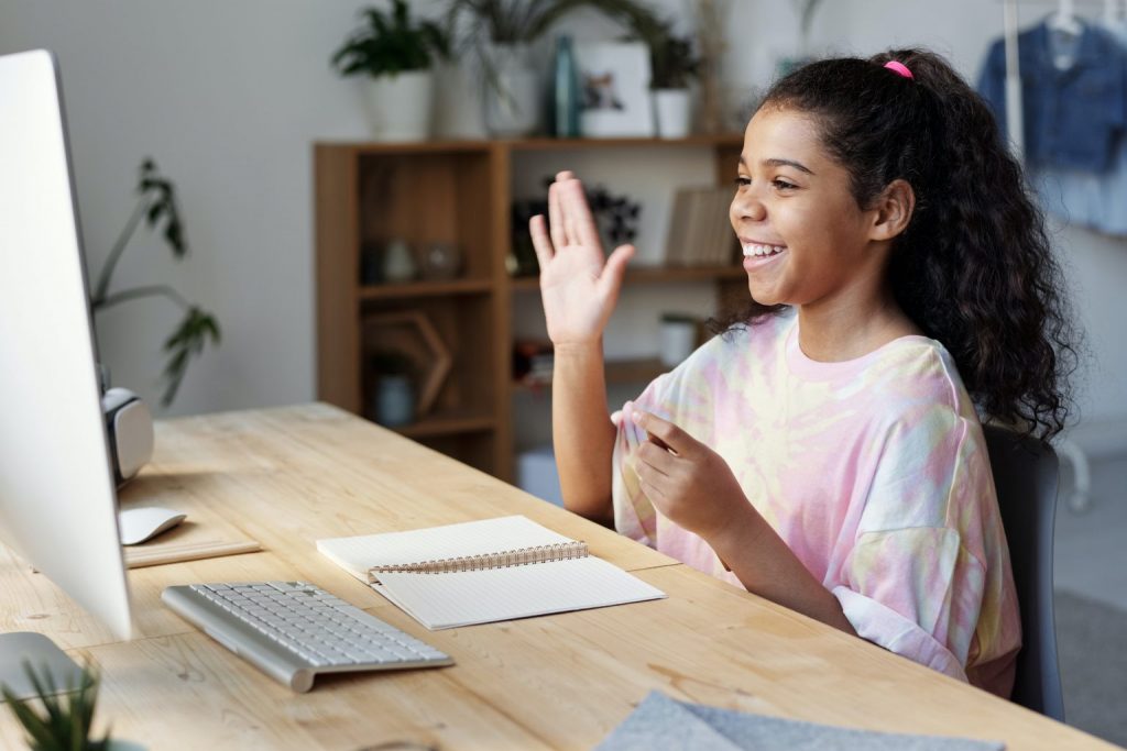 chica contestando en clases online