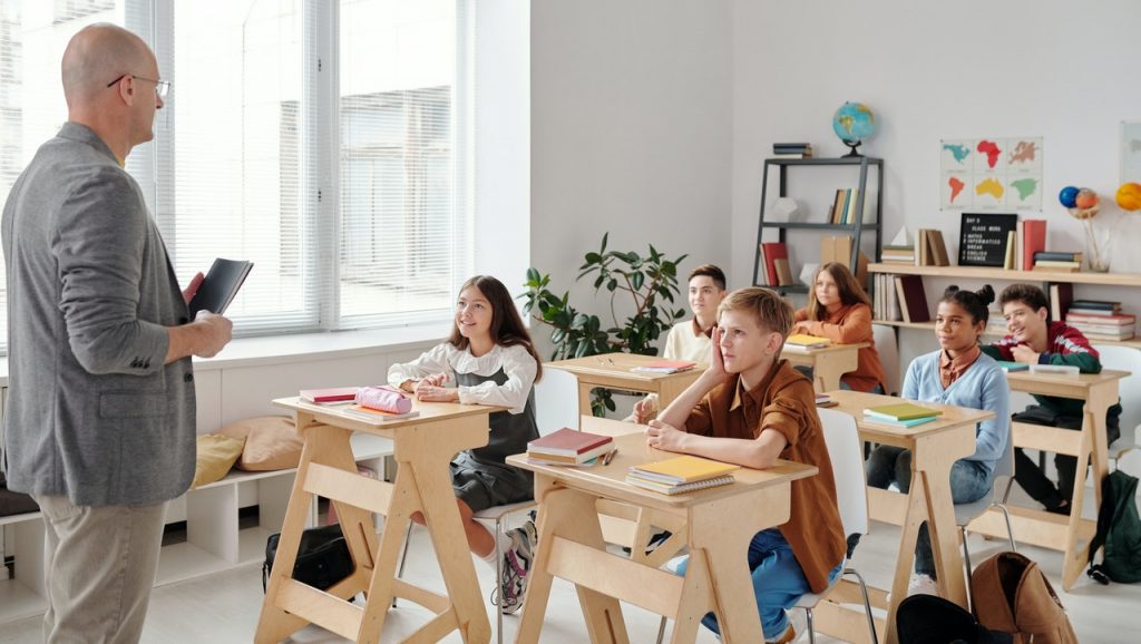 niños dentro de salon de clases 