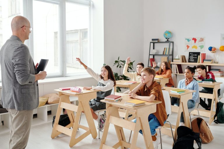 niños estudiando 