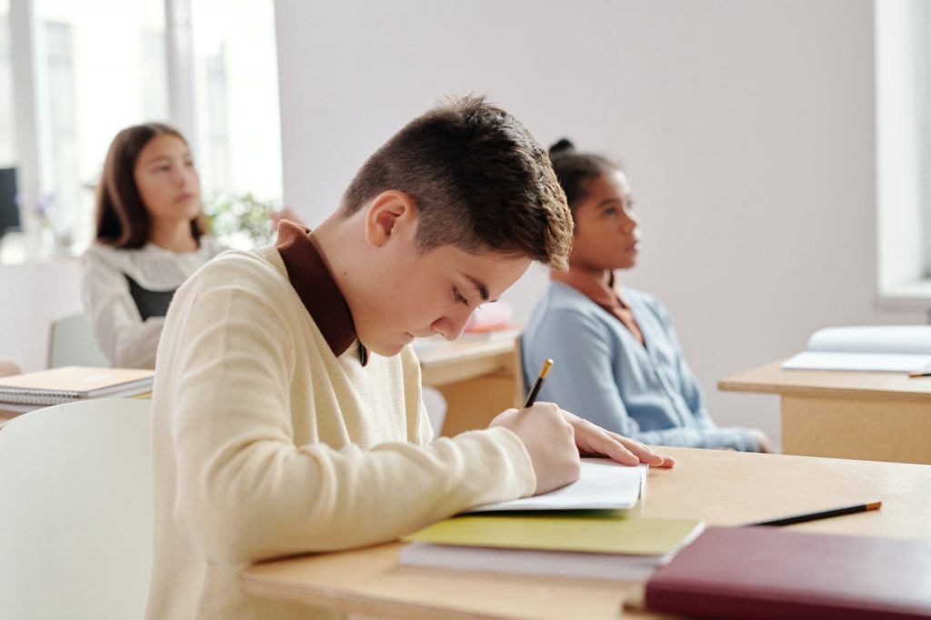 niño haciendo tareas 