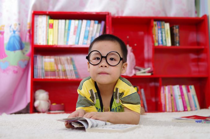 niño en clases