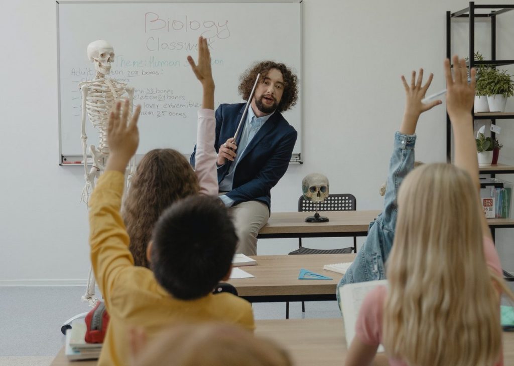 maestro en aula 