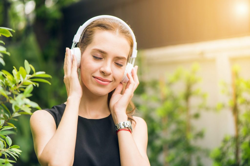 chica escuchando musica