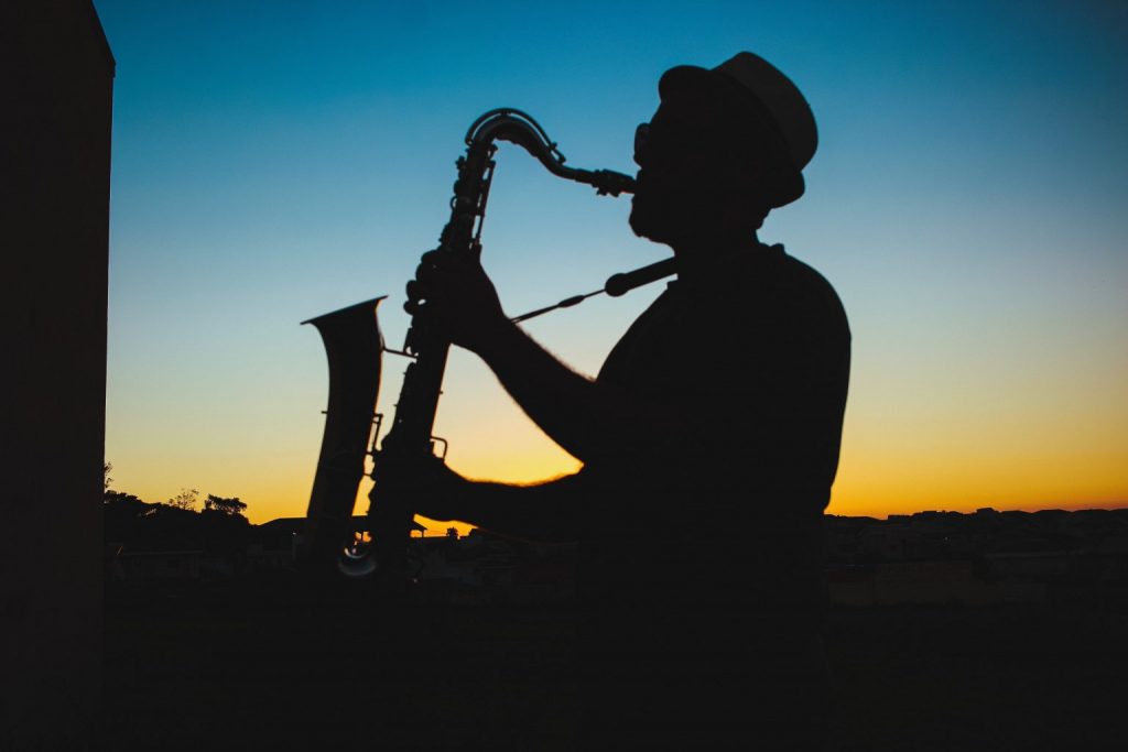 chico tocando sax