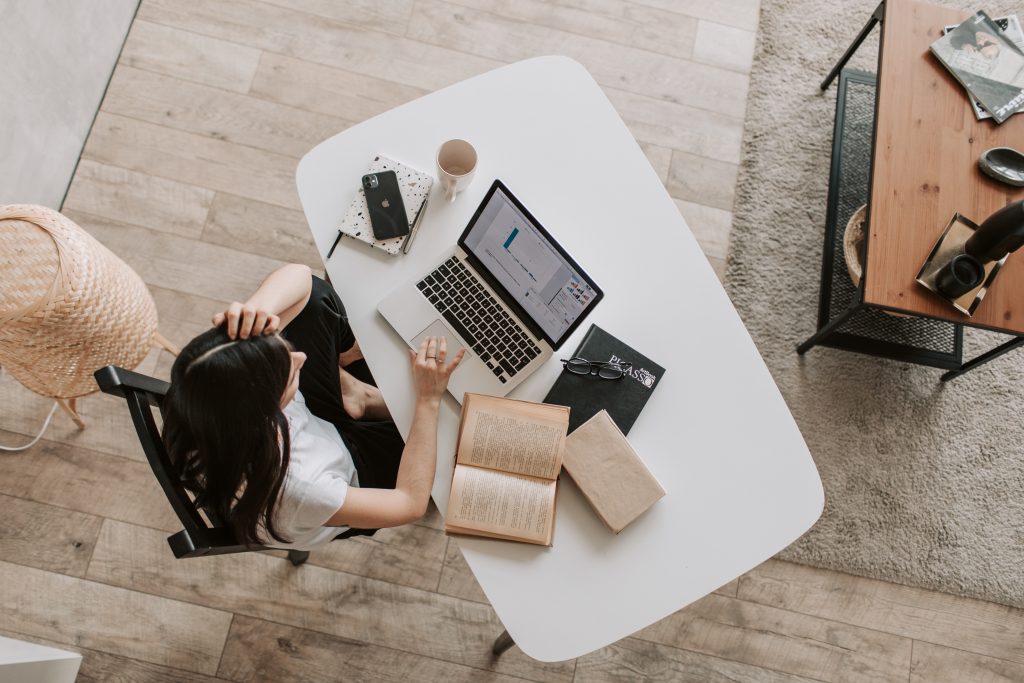 chica con escritorio 