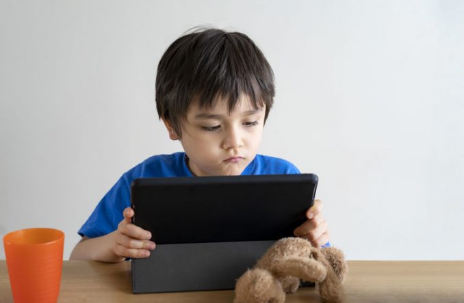 niño con tablet