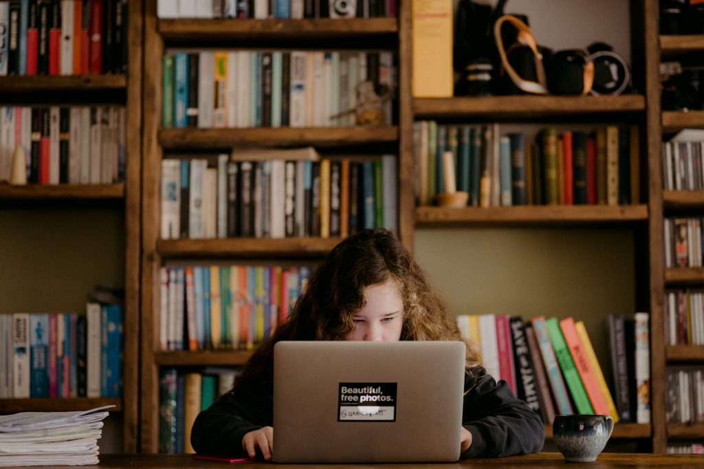 niña en clases 