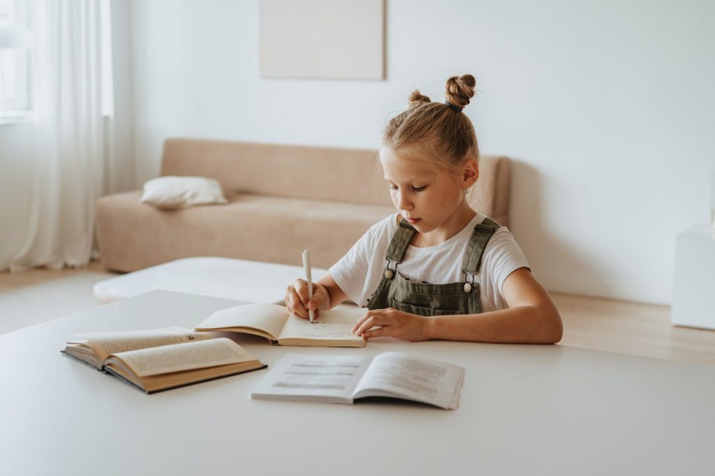 niña estudiando 