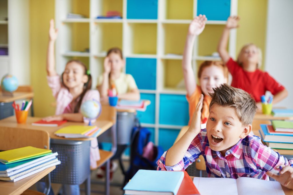 niños en aula 