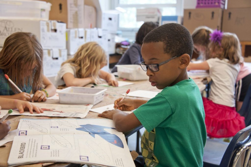 niños estudiando 