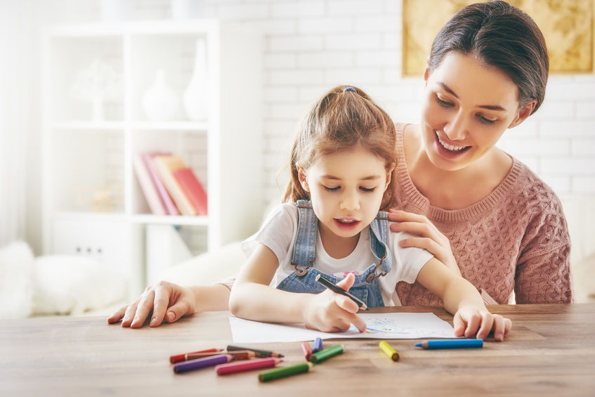 maestra con niña 