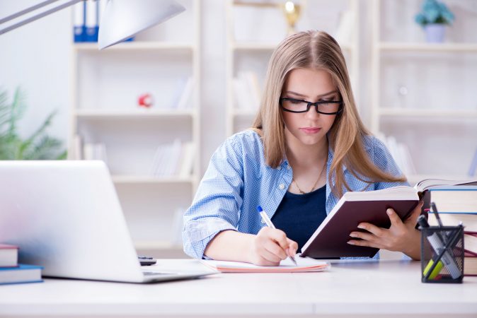 chica en casa estudiando