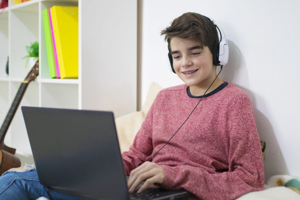 chico con computadora 