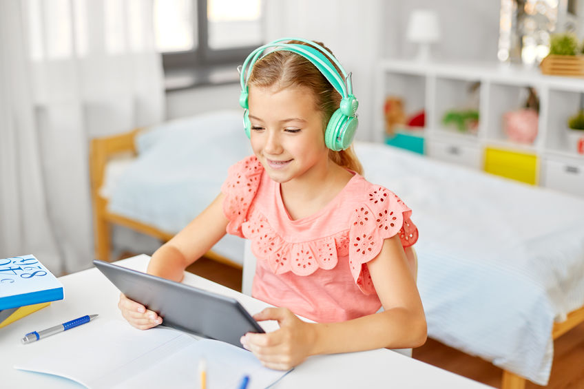 chica con tablet 