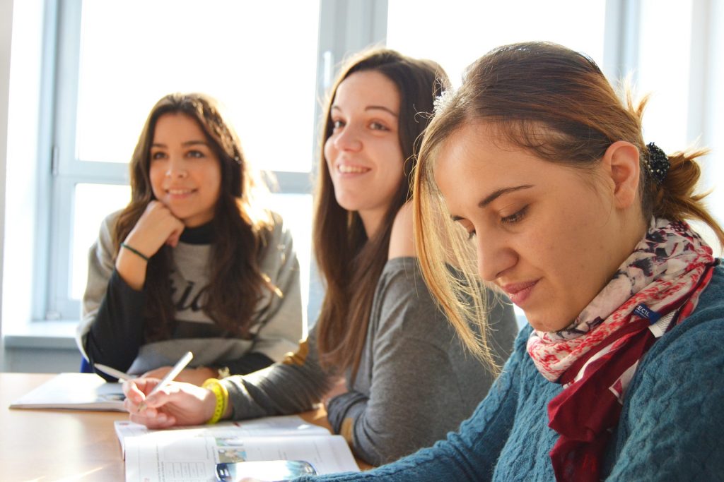 chicas aprendiendo 