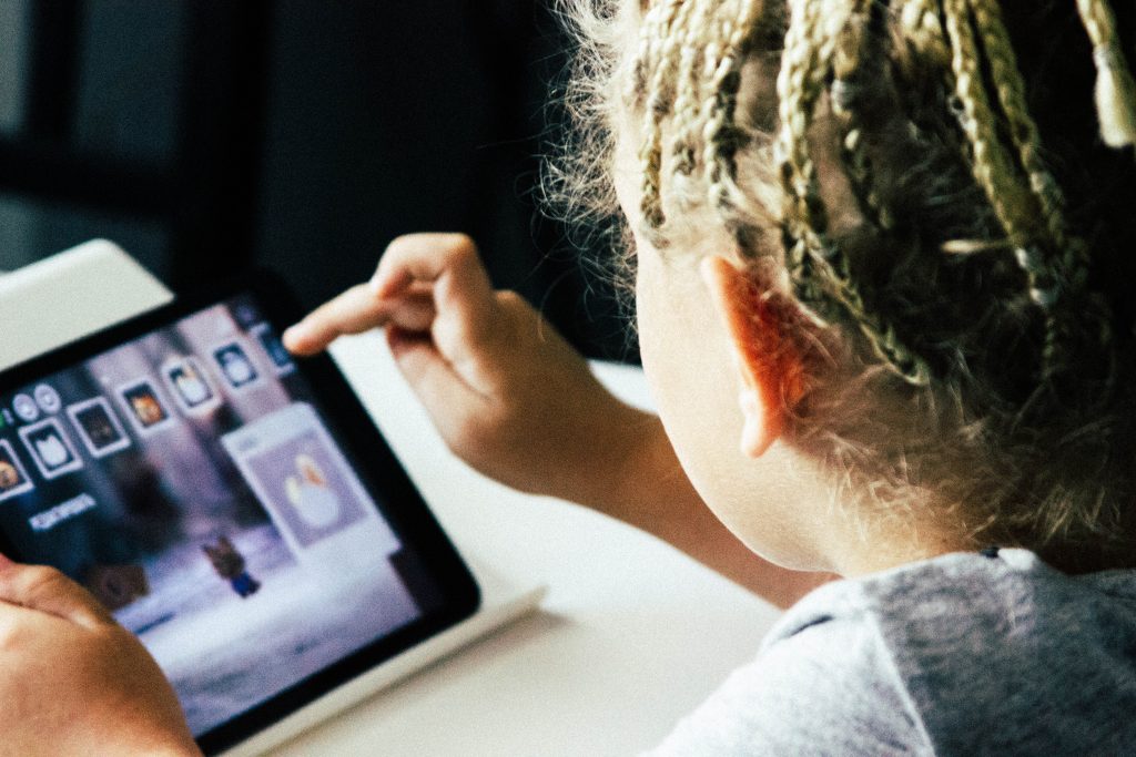 niña con tablet 