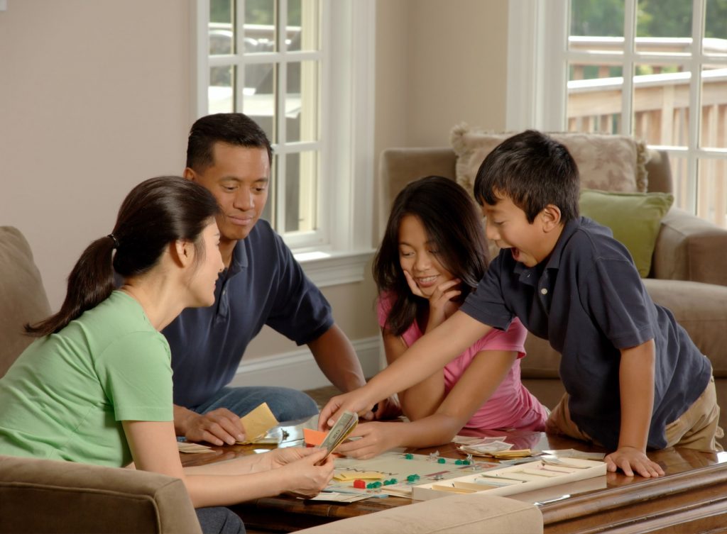 familia jugando 