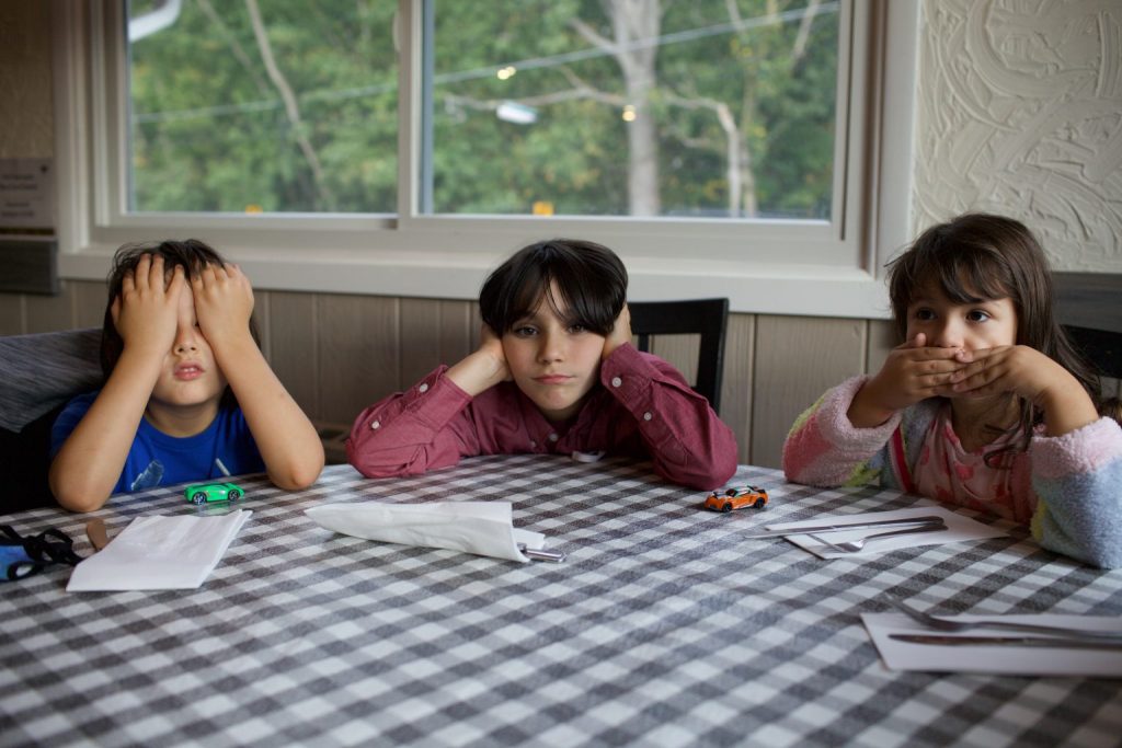 niños estudiando 