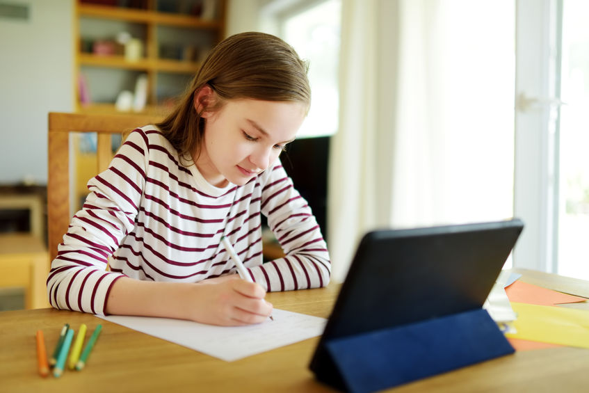 niña estudiando