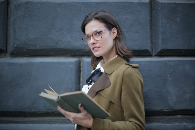 profesora con libro en mano