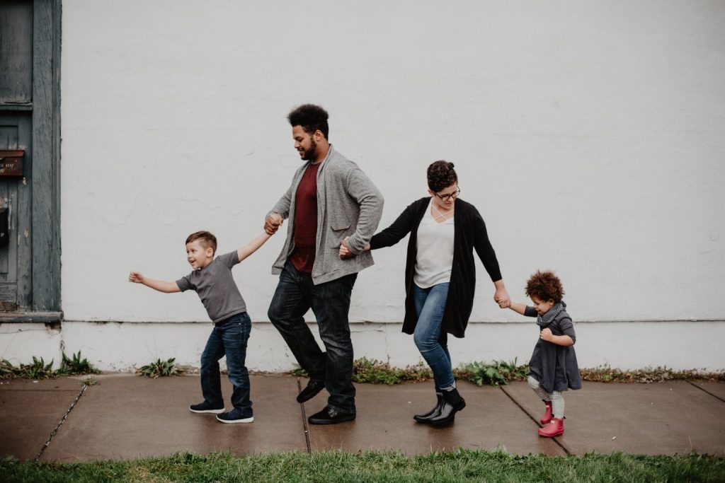 familia caminando 