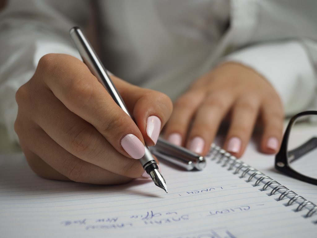 chica escribiendo