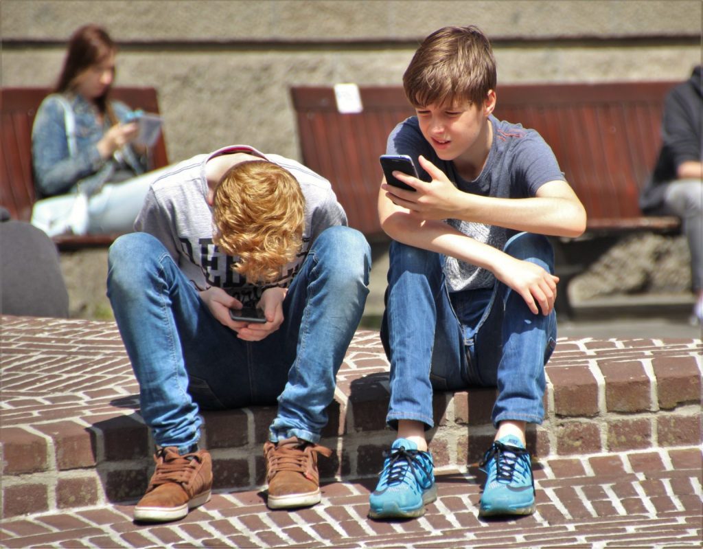 niños con celulares 