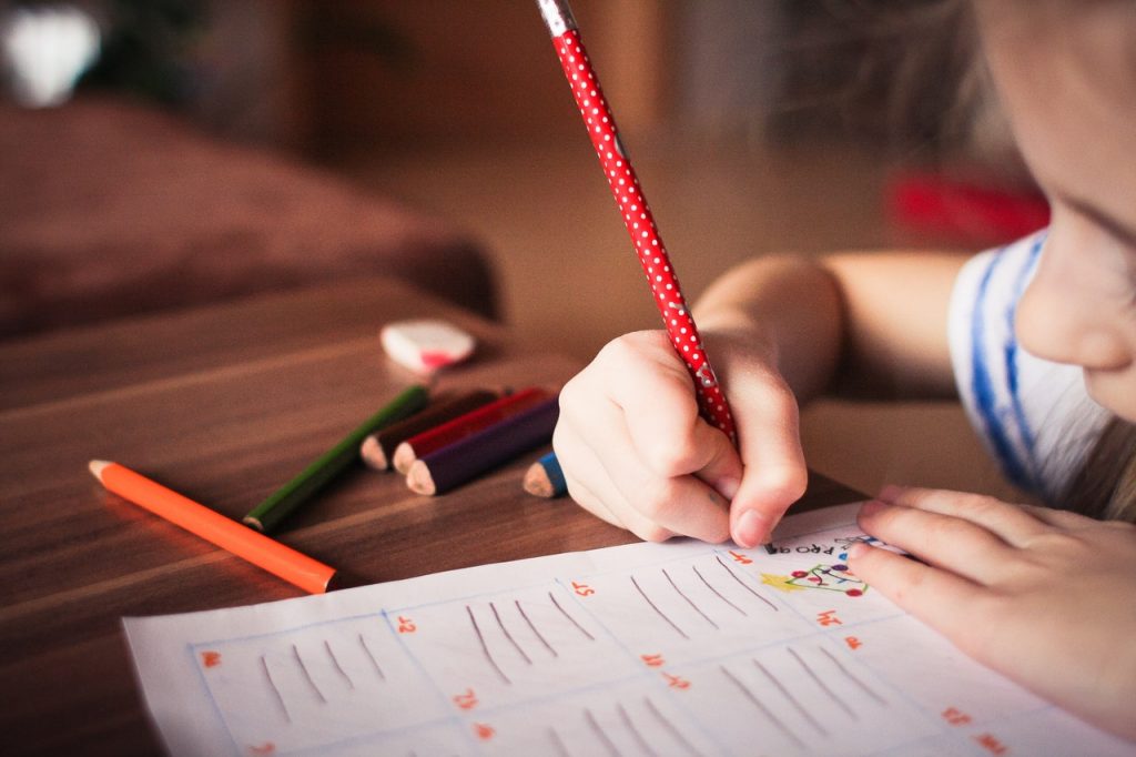 niña haciendo tareas 