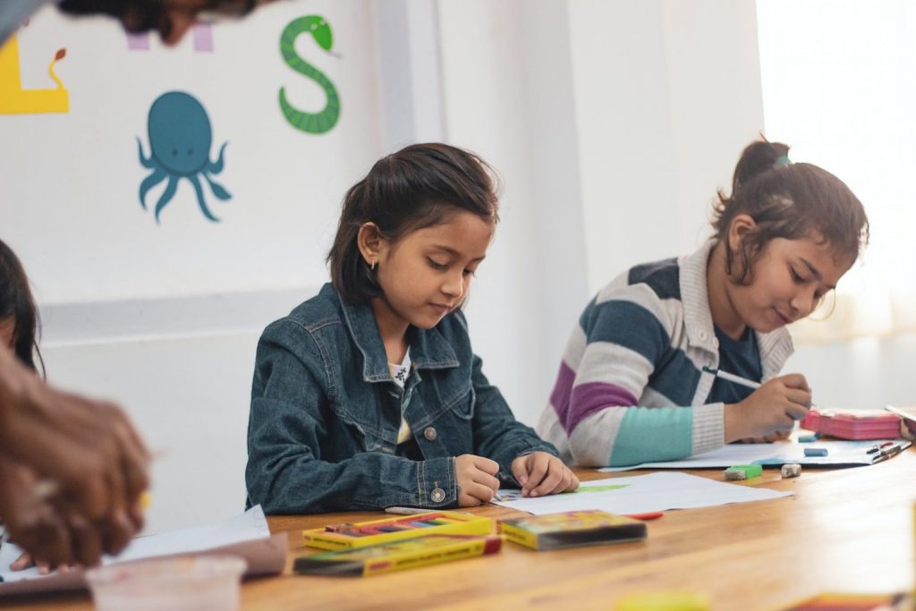 niña escribiendo 