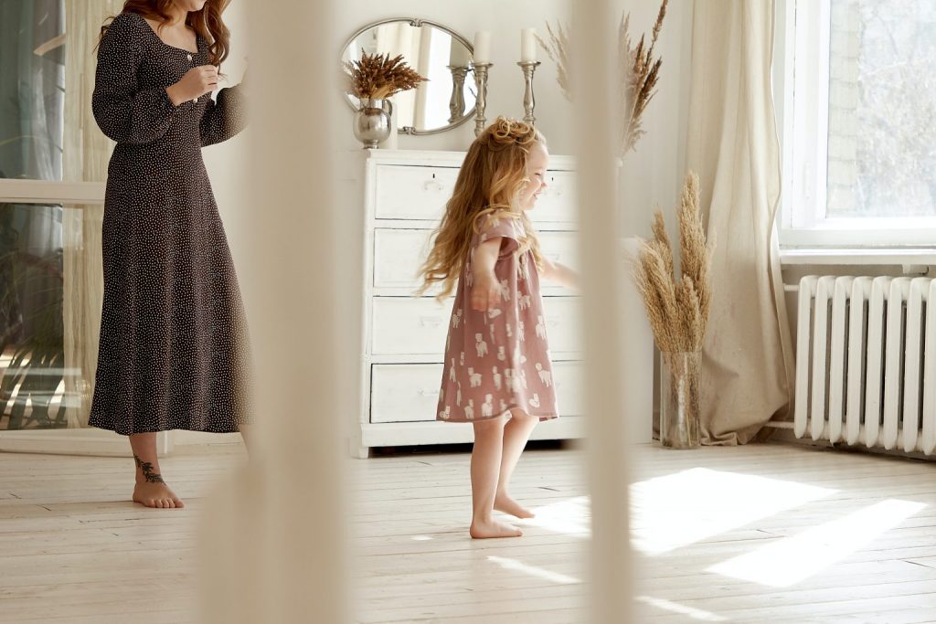 niña en sala de casa 