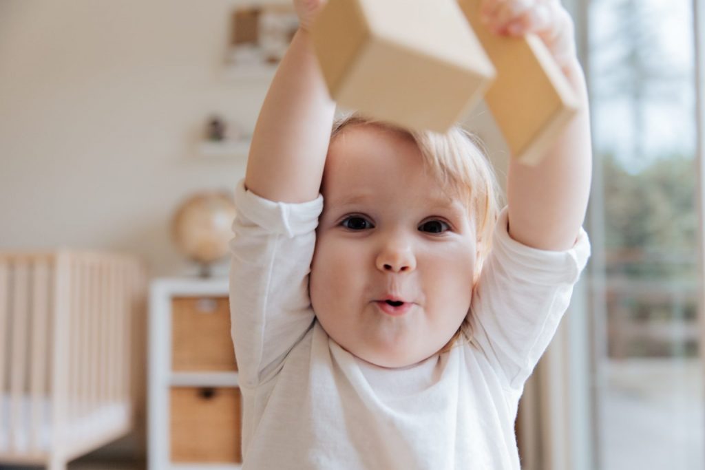 niña con cubo 