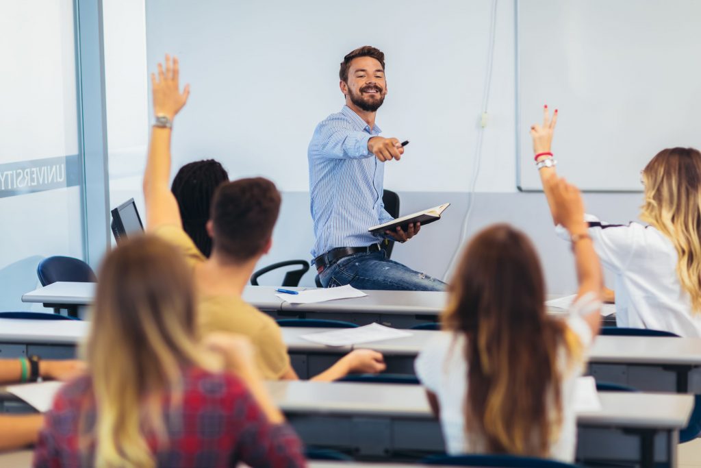 maestro en clase 