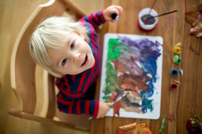 niño dibujando con pintura