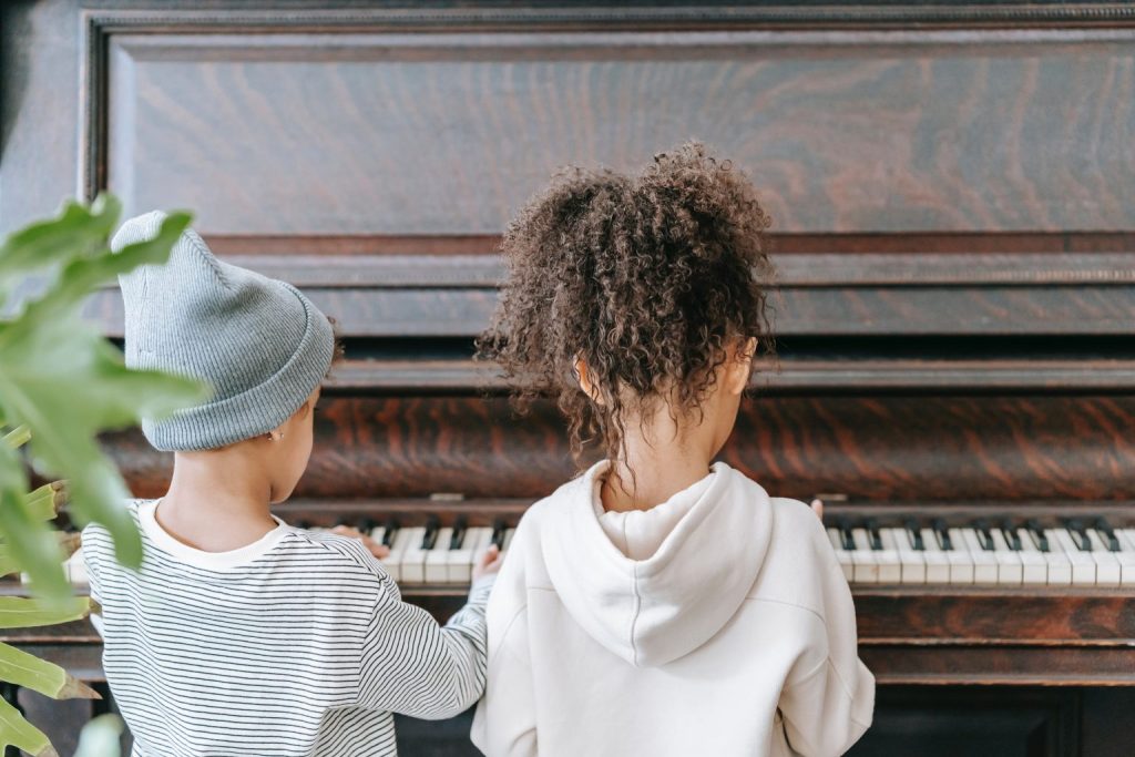 niños en piano 