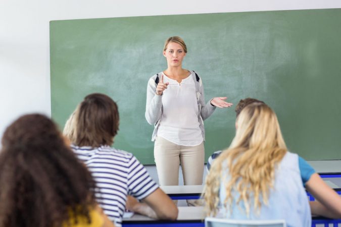 profesora dando clases a niños