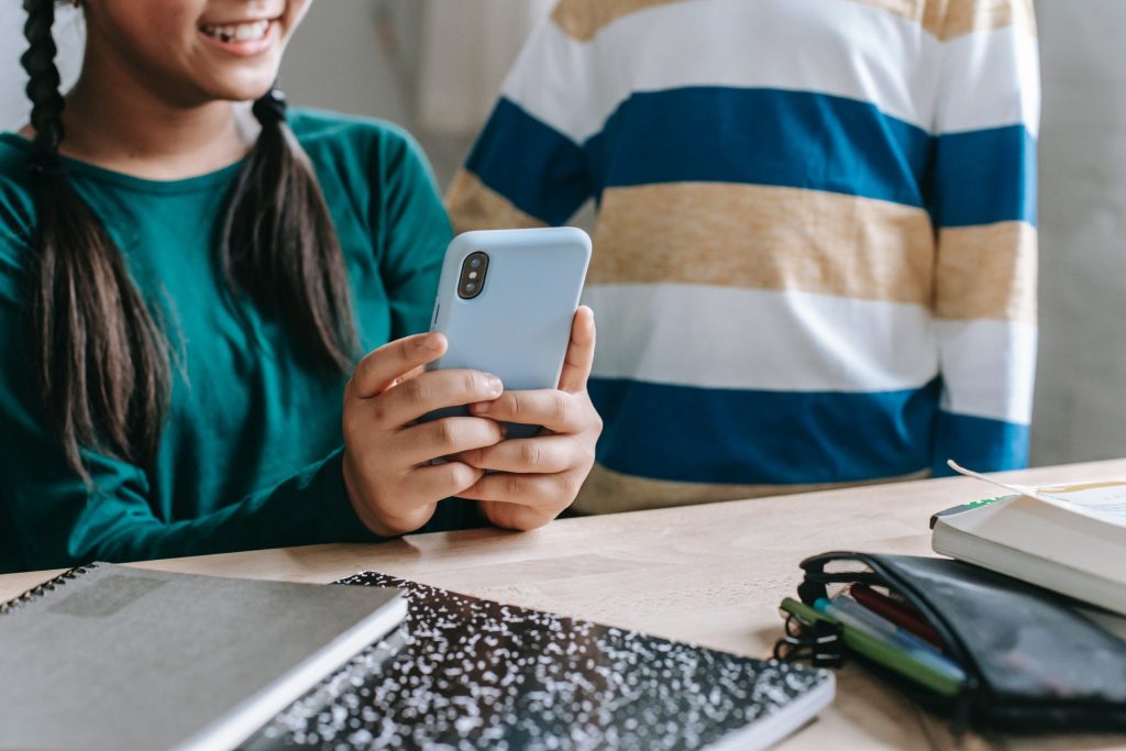 niños con telefono 