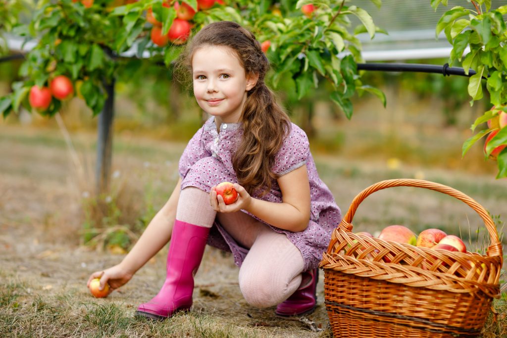 niña con vegetales