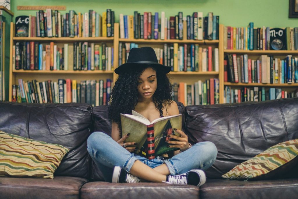 chica leyendo 