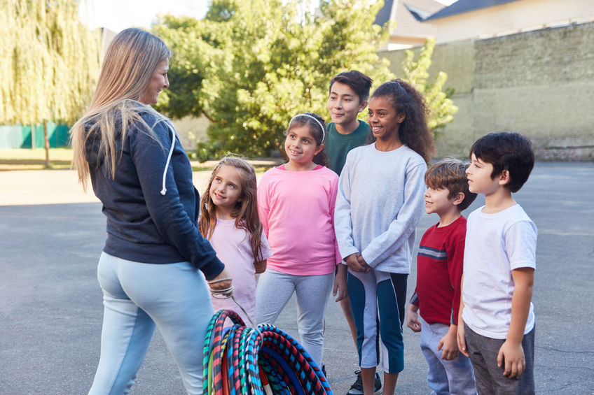 maestra con alumnos