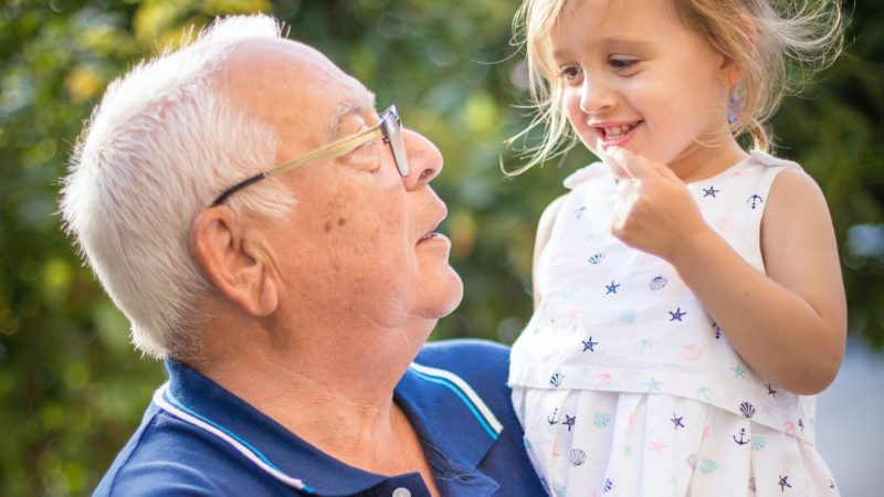 Abuelos y nietos: La importancia del vínculo especial.